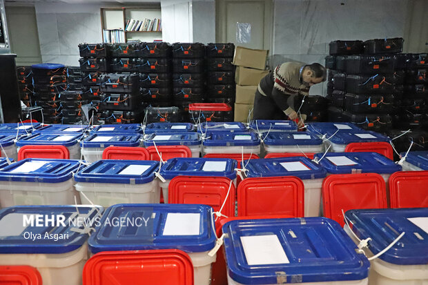 آماده سازی و تجهیز صندوق اخذ رای در گرگان