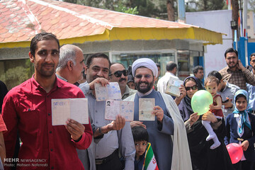 ایران: ووٹنگ شروع ہونے سے پہلے ہی عوام کی پولنگ اسٹیشنوں پر بھیڑ