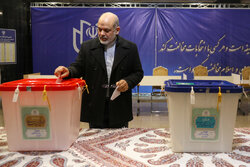 ایران میں عام انتخابات،وزیر داخلہ، جنرل حاجی زادہ سمیت اہم شخصیات نے ووٹ کاسٹ کردیے