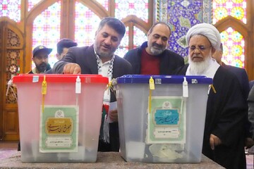 امام جمعه و استاندار یزد رای خود را به صندوق انداختند