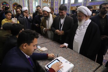 حضور امام جمعه یزد در شعبه اخذ رای