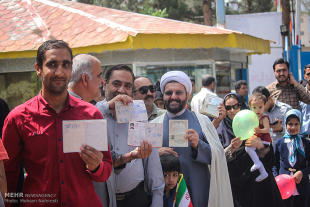 ایران: ووٹنگ شروع ہونے سے پہلے ہی عوام کی پولنگ اسٹیشنوں پر بھیڑ