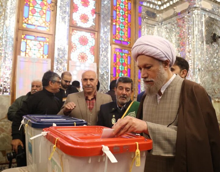 امام جمعه شیراز با حضور در شاهچراغ (ع) رای خود را به صندوق انداخت