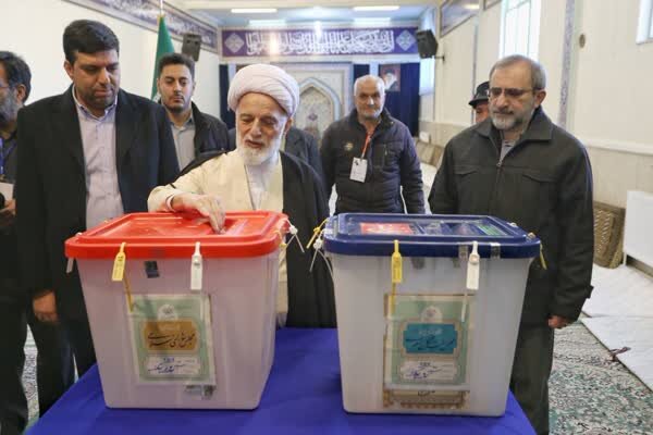 نماینده ولی فقیه و امام جمعه اراک رأی خود را به صندوق انداخت