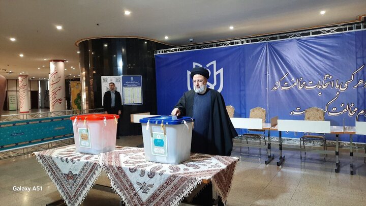 الرئيس الإيراني يُدلي بصوتهِ في الانتخابات خلال حضوره في وزارة الداخلية