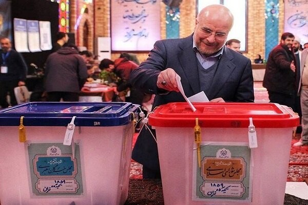 İran Meclisi Başkanı Galibaf oyunu sandığa attı İran Meclisi Başkanı Galibaf oyunu sandığa attı
