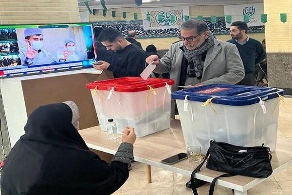 İran halkı meclis seçimleri için sandık başında