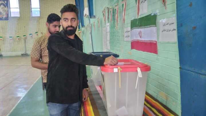 رای گیری در ۷۱ شعبه اخذ رای گناوه در حال برگزاری است