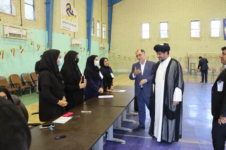 رای گیری در ۷۱ شعبه اخذ رای گناوه در حال برگزاری است