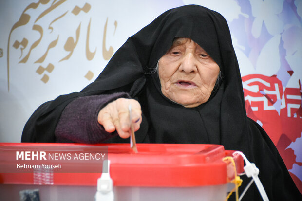 حضور مردم پای صندوق‌های اخذ رای در اراک