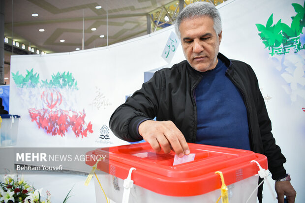 حضور مردم پای صندوق‌های اخذ رای در اراک