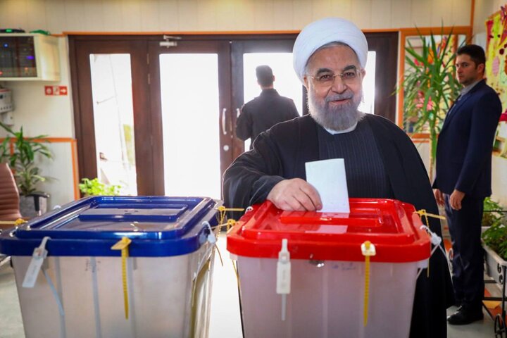 الرئيس الإيراني السابق يدلي بصوته في الإنتخابات
