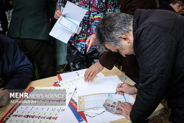 Tahran'ın tarihi camisinde oy kullanma işlemi 
