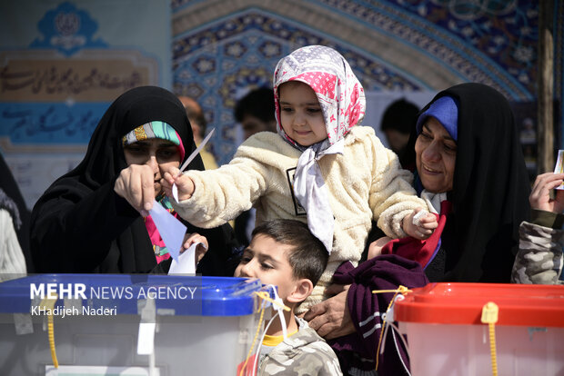حضور مردم اصفهان در پای صندوق‌های رای