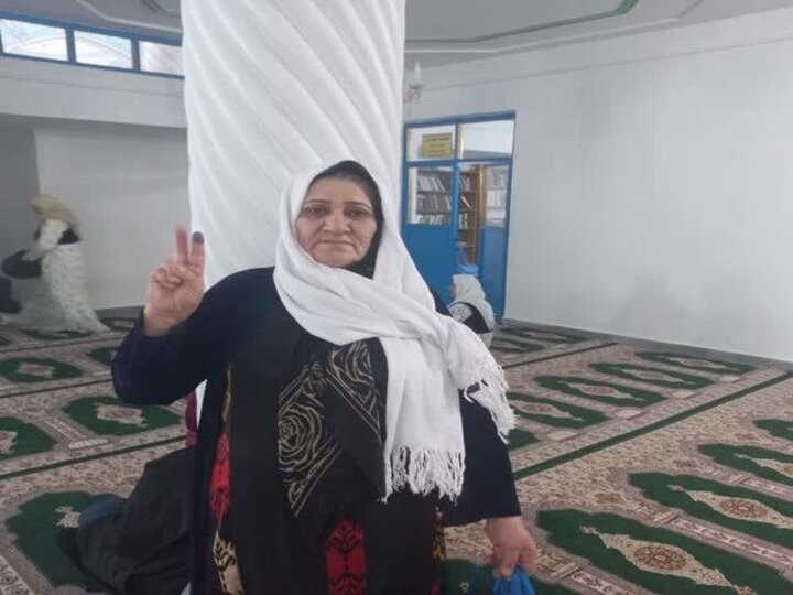 حضور حماسی بانوان کردستانی در پای صندوقهای رای