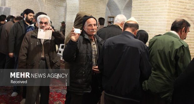 حضور ملحمی للشعب الايراني في الانتخابات للتعبیر عن اخلاصهم للنظام الاسلامي وقائد الثورة+ صور