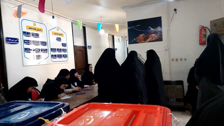 صفهای طولانی در شعبه های اخذ رای در مشگینشهر/ همه آمدند