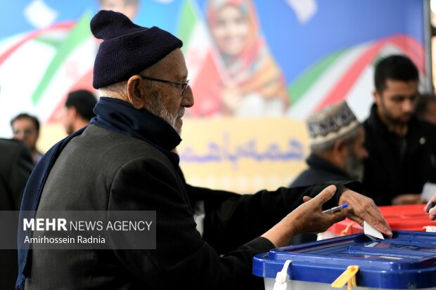 پیرمرد ۱۰۱ ساله قشمی پای صندوق رای آمد