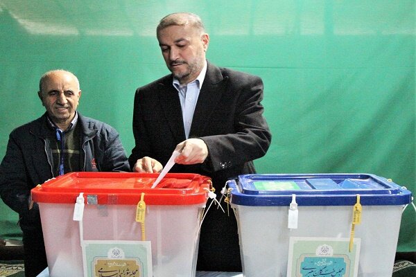 İran halkı meclis seçimleri için sandık başında