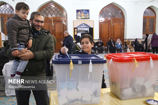 حضور مردم در ساعات پایانی اخذ رای در بجنورد