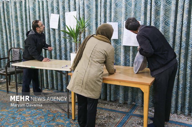 حضور مردم در ساعات پایانی اخذ رای در بجنورد