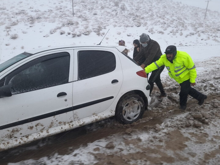 امداد رسانی پلیس در گردنه «پلمیس» به خودروی گرفتار در برف