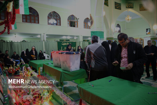حضور مردم بوشهر پای صندوق‌های اخذ رای