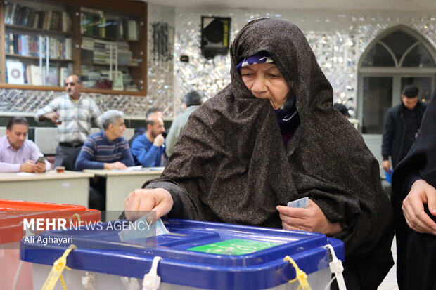 ساعات پایانی حضور مردم ارومیه پای صندوق‌های رای