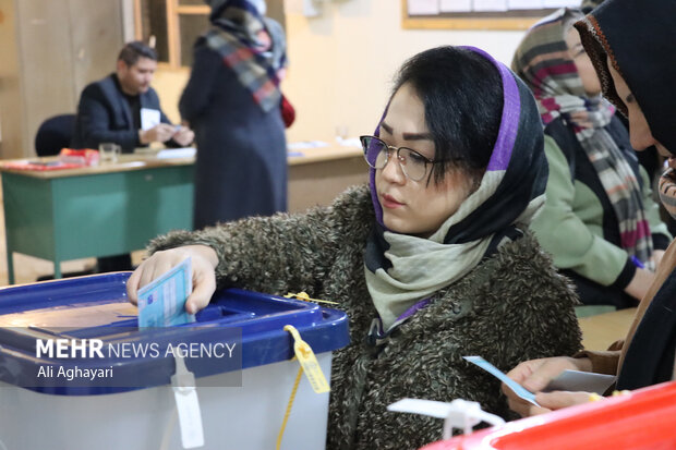 ساعات پایانی حضور مردم ارومیه پای صندوق‌های رای