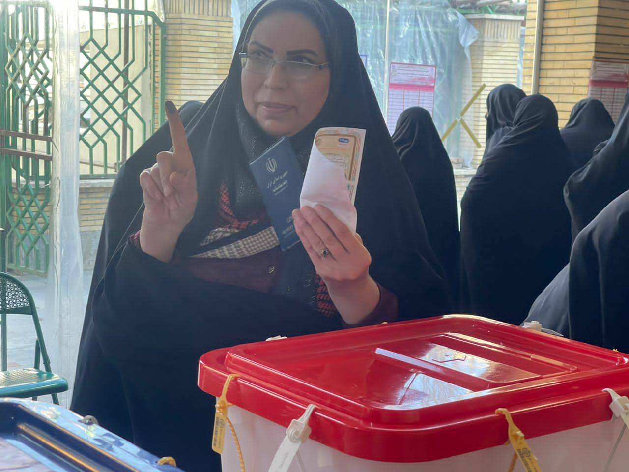 اردبیلی ها برای رای دادن به صف شدند/ازدحام مردم در شعب اخذ رای