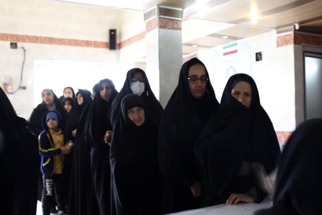 مردم مومن استهبان از همان ساعات اول رایگیری سنگ تمام گذاشتند