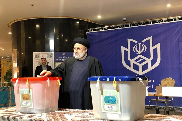 İran halkı meclis seçimleri için sandık başında