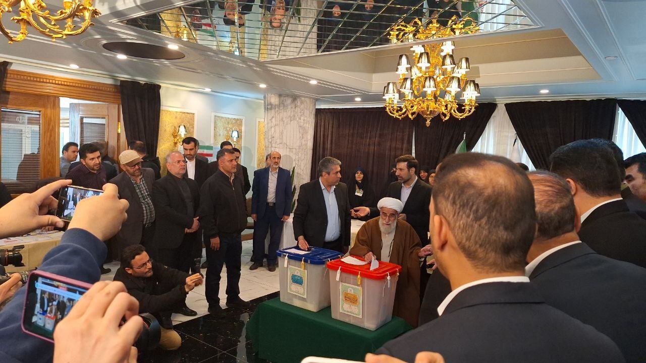 İran halkı meclis seçimleri için sandık başında
