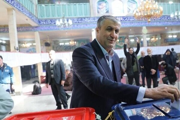 İran halkı meclis seçimleri için sandık başında