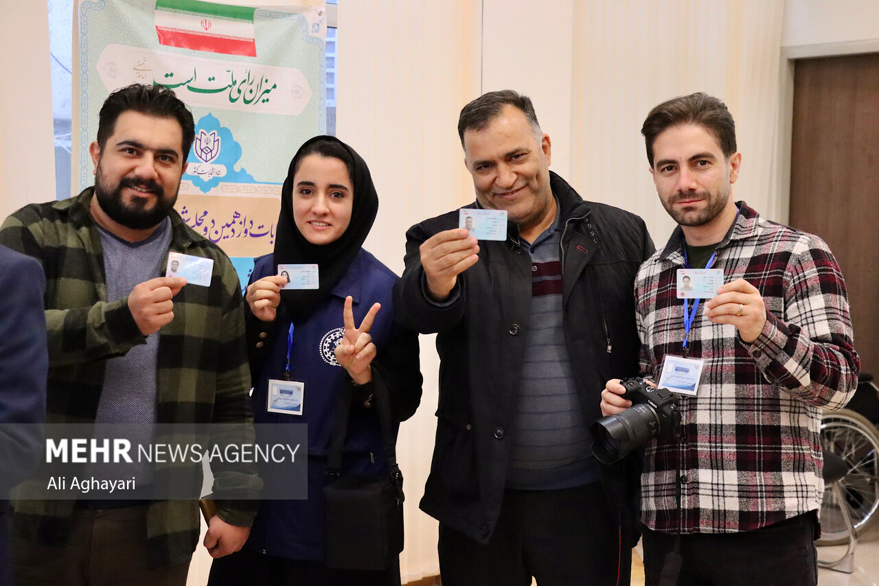 مردم از حماسه حضور می گویند/انگشتان آبی ملت خار چشم دشمنان شد