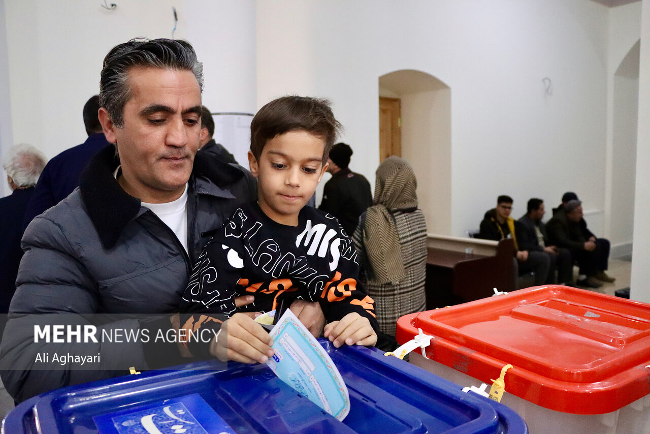 مردم از حماسه حضور می گویند/انگشتان آبی ملت خار چشم دشمنان شد