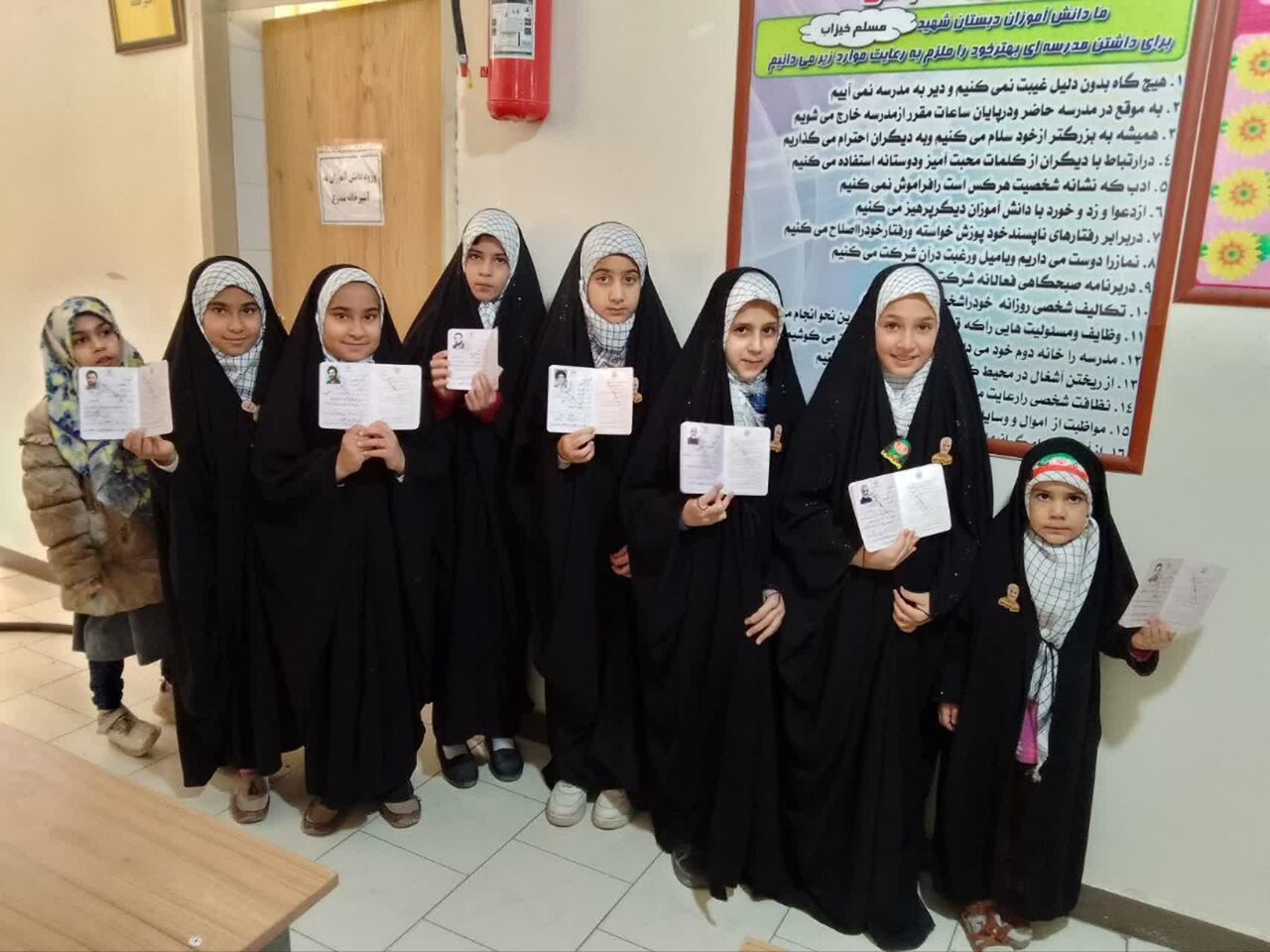 حضور دانش آموزان اصفهان با شناسنامه شهدا پای صندوق رای