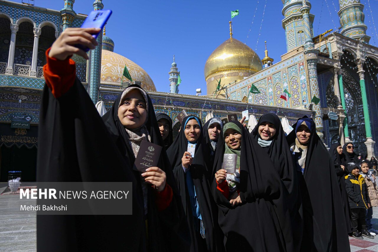 مردم انقلابی قم برای ایران سربلند پای صندوق های رای آمدند