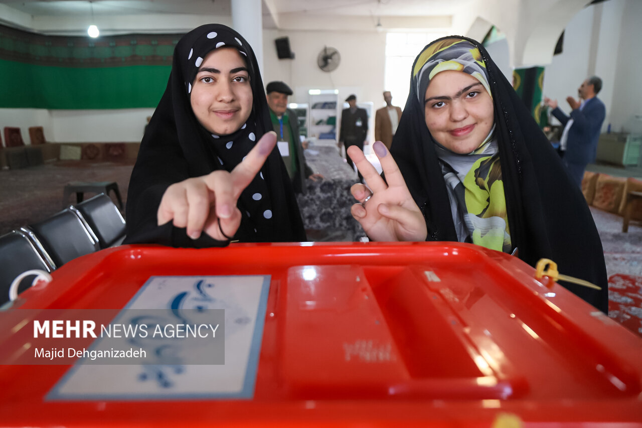 خلق حماسه حضور در قزوین/ مردم میدان انقلاب را خالی نمیکنند