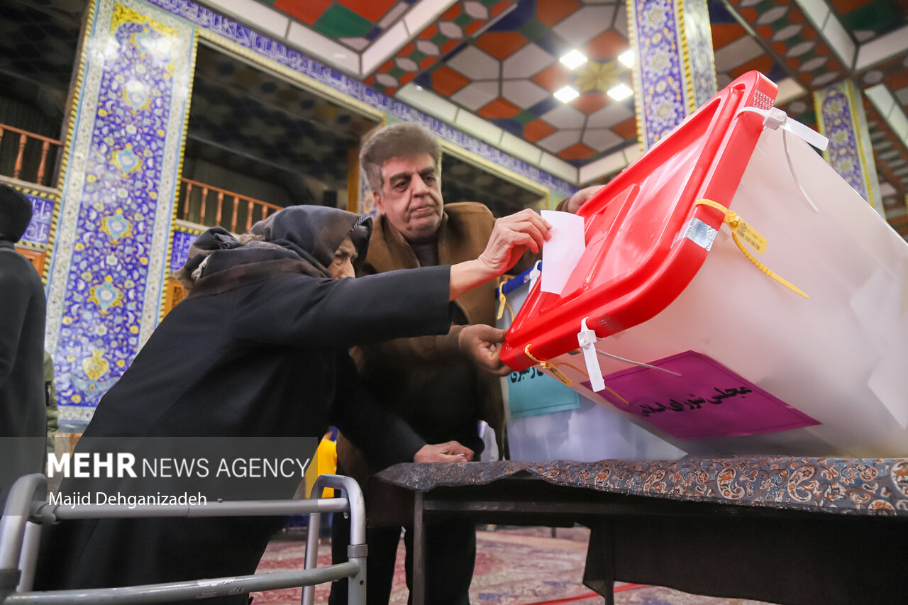 خلق حماسه حضور در قزوین/ مردم میدان انقلاب را خالی نمیکنند