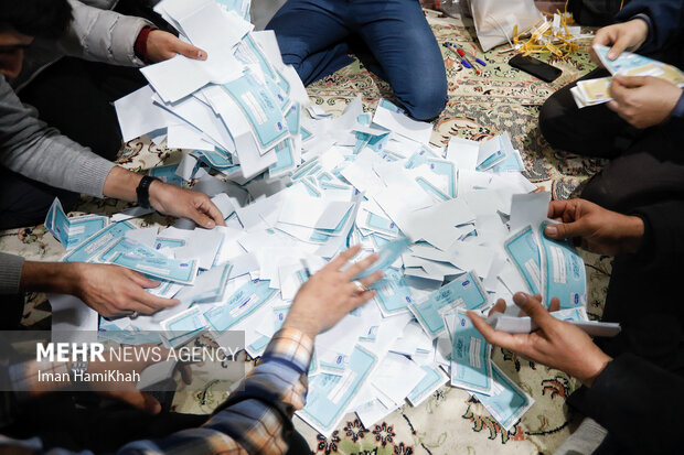 İran'da oy sayım işlemi devam ediyor