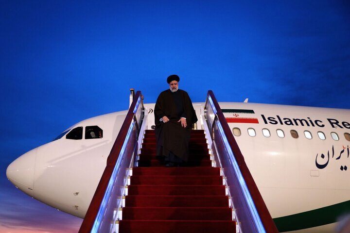 الرئيس الإيراني يصل إلى الجزائر باستقبال من رئيس الوزراء الجزائري