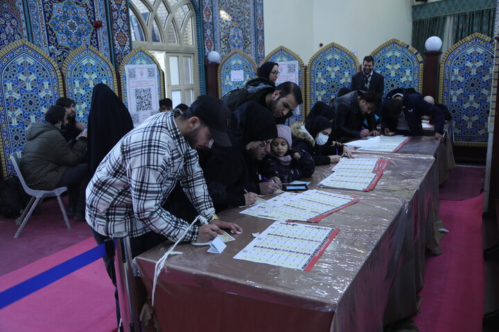 حضور رای اولی‌ها در مسجد باغ موزه دفاع مقدس