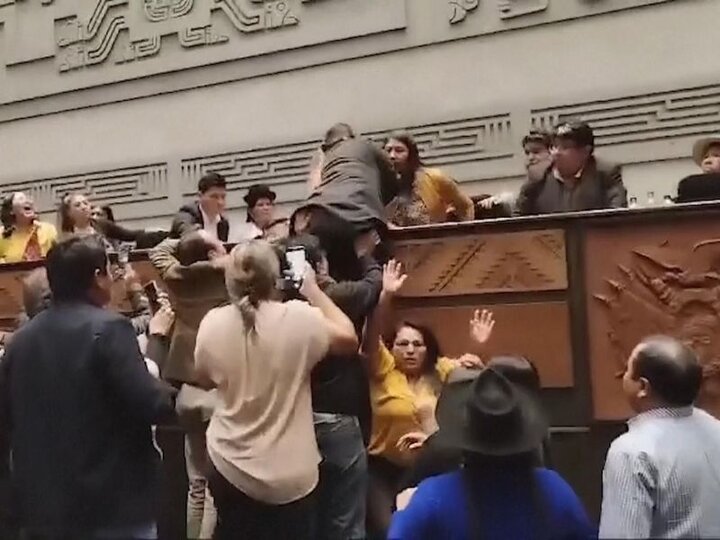 زد و خورد در مجلس بولیوی بر سر تصویب طرح جنجالی دولت + فیلم زد و خورد در مجلس بولیوی بر سر تصویب طرح جنجالی دولت + فیلم