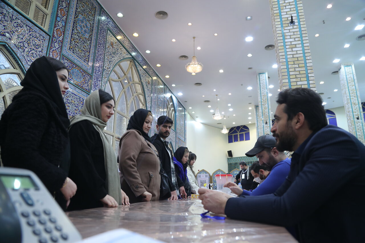 حضور رای اولیها در مسجد باغ موزه دفاع مقدس