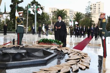 الرئيس الإيراني يضع إكليلا من الزهور بمقام شهداء ثورة الجزائر