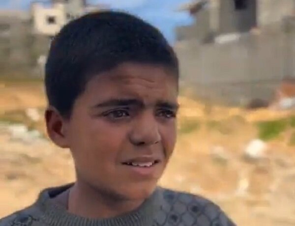 کودک فلسطینی ۱۲ کیلومتر را پابرهنه برای یافتن غذا طی کرد+ فیلم