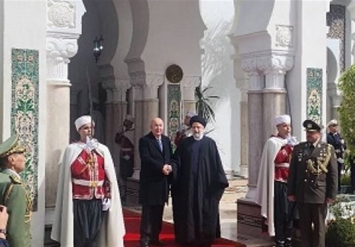 الرئيس الجزائري يستقبل الرئيس الإيراني رسمياً