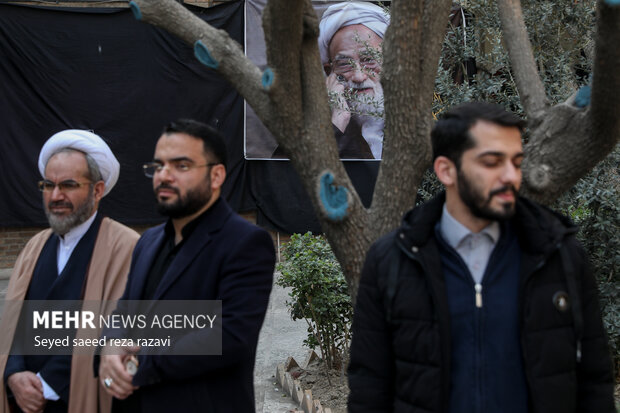 Funeral for senior cleric Ayatollah Kashani