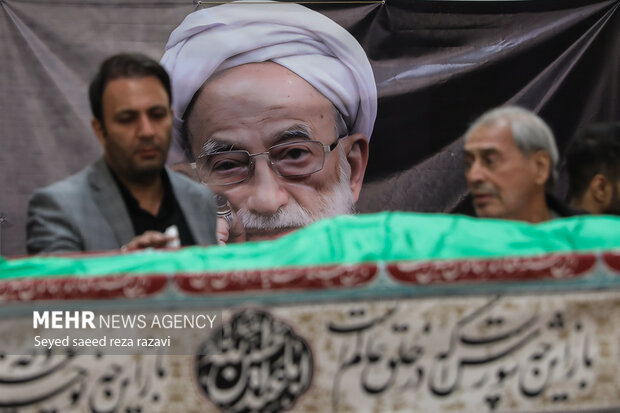 Funeral for senior cleric Ayatollah Kashani